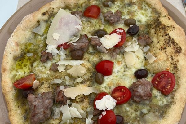 Gluten-free-eating-in-Italy-pizzeria-pizza-pesto-gluten-free-Vada