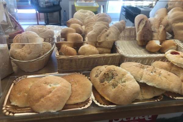 Gluten-free-eating-in-Italy-supermarket-bread-fresh-gluten-free