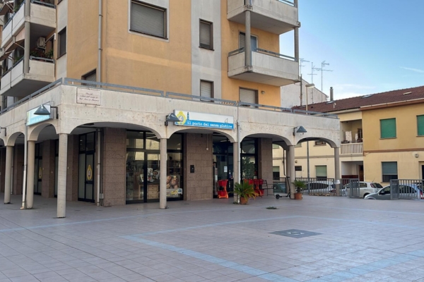 Gluten-free-eating-in-Tuscany-Gluten-free-supermarket-Il-Porto-del-Senza-Glutin-outside