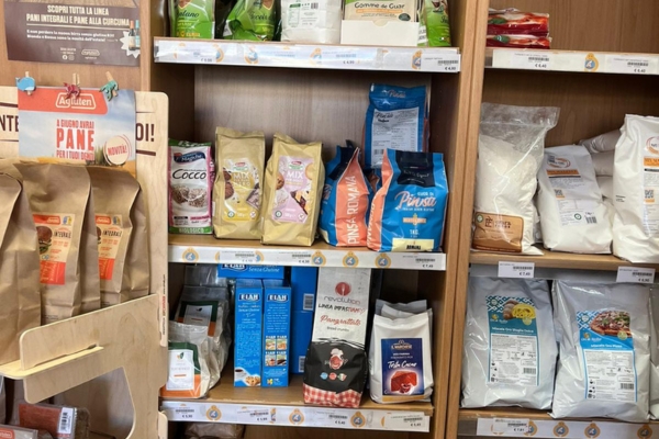 Gluten-free-eating-in-Tuscany-Gluten-free-supermarket-Il-Porto-del-Senza-Glutin-various-products