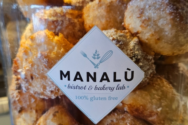 Gluten-free-eating-in-Tuscany_-Livorno-gluten-free-baker-Manalu-coconut cookies