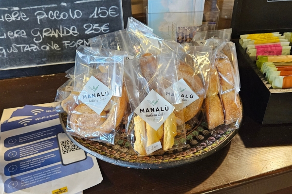 Gluten-free-eating-in-Tuscany_-Livorno-gluten-free-baker-Manalu-packaged-biscuits
