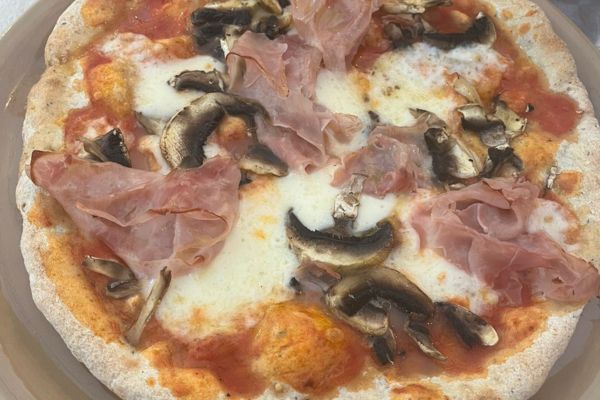 Gluten-free-eating-in-Tuscany_-Vada-gluten-free-mushroom-ham pizza