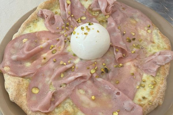 Gluten-free-eating-in-Tuscany_-Vada-gluten-free-pizza-Mozzarella ham